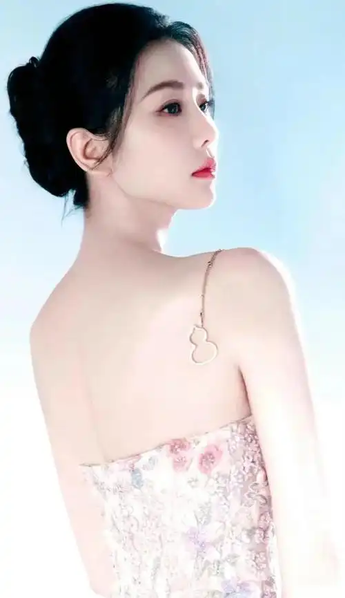 刘诗诗镶钻抹胸礼裙好仙漂亮的肩颈线条优雅温柔好美仪态好好!