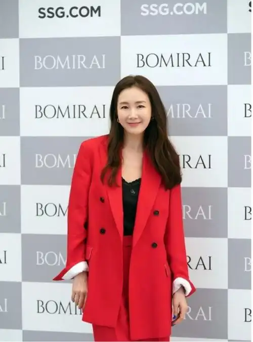 崔智友出席活动红色长款西装配阔腿裤披肩长发洋气又时尚