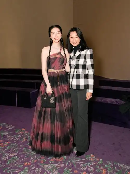 杨采钰时尚双马尾妆容,尽现清新甜美姿态