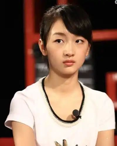 周冬雨刚出道受采访的照片,俏皮可爱