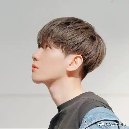 碎盖发型也是很适合年轻男士的一款发型 ,又萌又帅又有型 ,比锅盖头更