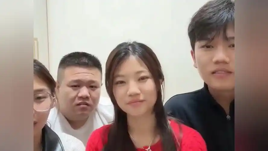 解清帅女友颜值被夸赞,女友王正正大学时就开始勤工俭学了