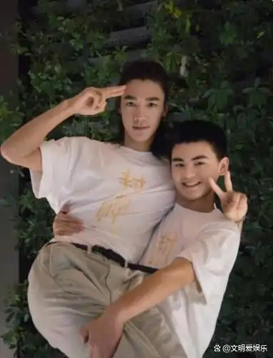 即使是饰演哪吒的年幼演员武亚凡,也可以毫不费力地抱起身高超过180