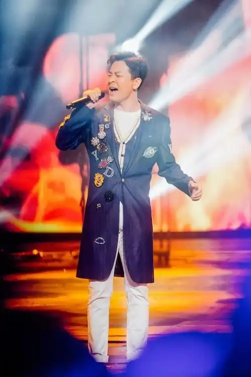 《跨界歌王》总决赛正式落下帷幕,其中演员于毅以一首经典高难度法语