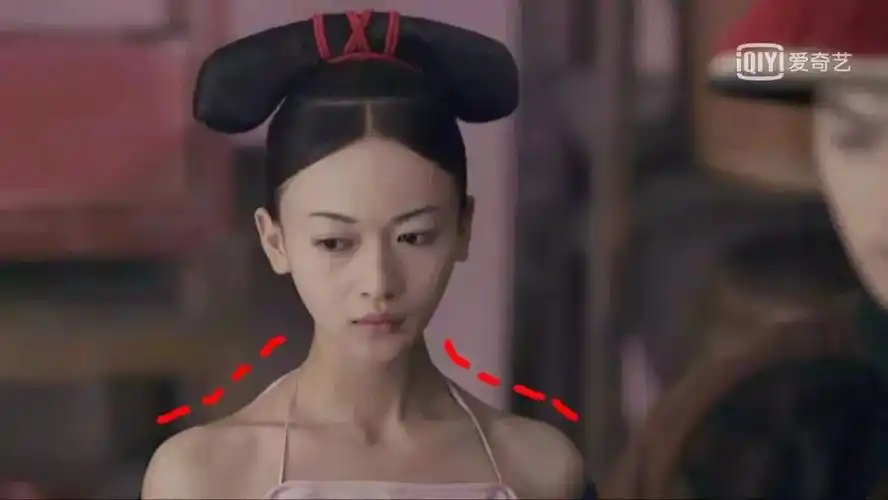 不准确的耸肩姿势,好比历久提拿重物就很轻易被导致斜方肌过于蓬勃