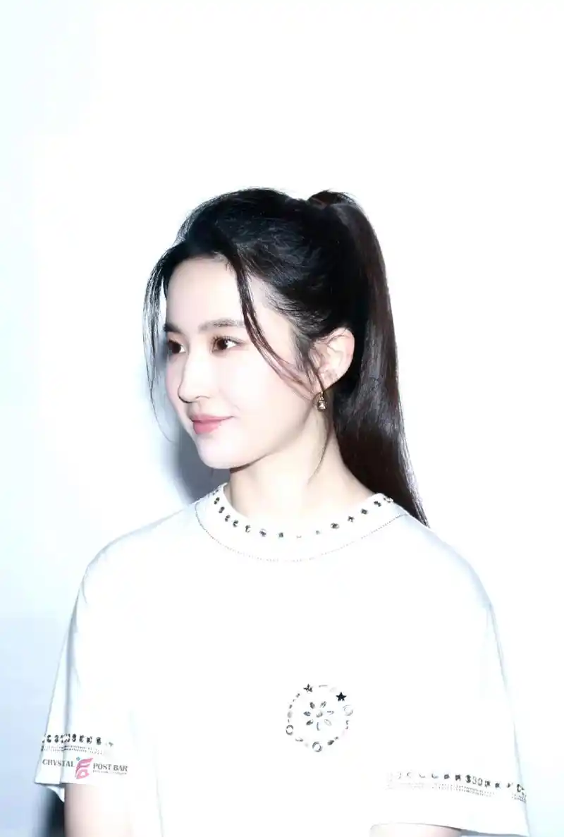 多巴胺穿搭# 夏日多巴胺穿搭,刘亦菲白色系t恤搭配高马尾辫