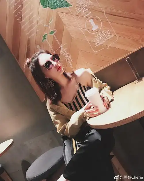 思聪前女友雪梨清凉秀身材 小巧玲珑别具魅力