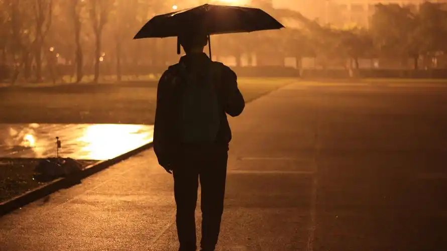 一场雨,一把伞,一个人,一街灯