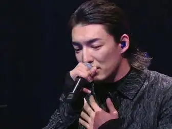 亚森在节目中用一首民谣《玫瑰》获得