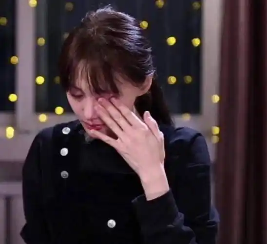 郑爽美国现状被曝光!喝自来水为生,卫生纸省着用,生活全靠朋友