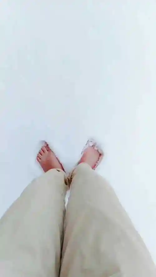 妹子光脚玩雪,脚都冻红了,这是多久没见雪了