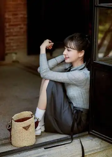 28岁郑爽依然很自信,瘦成皮包骨还敢穿紧身衣,少女身材格外抢镜