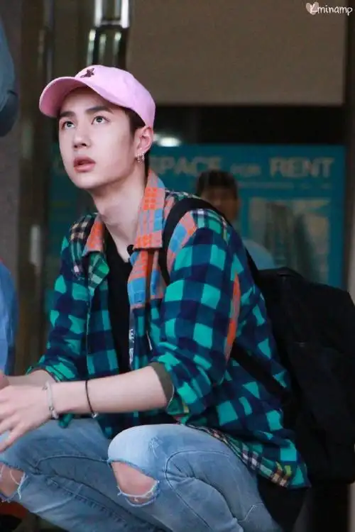 王一博出发上海##王一博#分享18张不同时期王一博格子衫的照片我发现