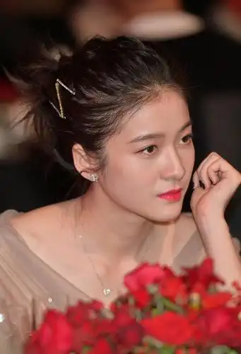 张雪迎穿薄纱长裙化身"小仙女" 笑容甜美露出虎牙十分可爱