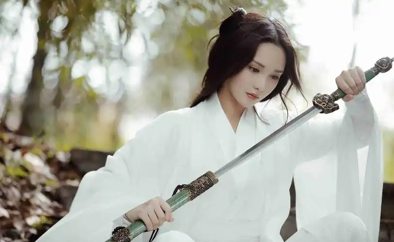 彭小苒白衣古风写真释出 化身林间女侠 清冷飒气