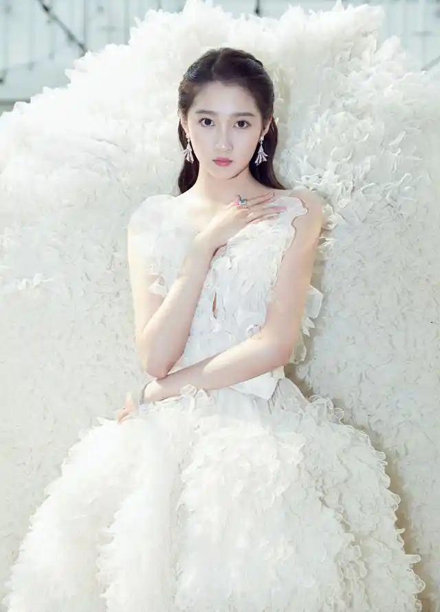 关晓彤主演了一部超级大片《三色镯》(原名《图兰朵》),导演是郑晓龙