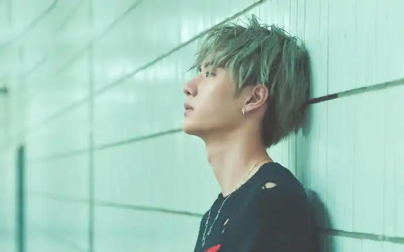 王一博帅气休闲写真,高清图片,电脑桌面-壁纸族