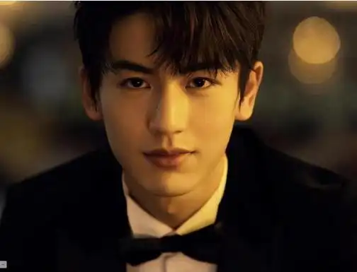 这位出道不久的95后新生代演员,在短短四年的时间里迅速崭露头角,成为