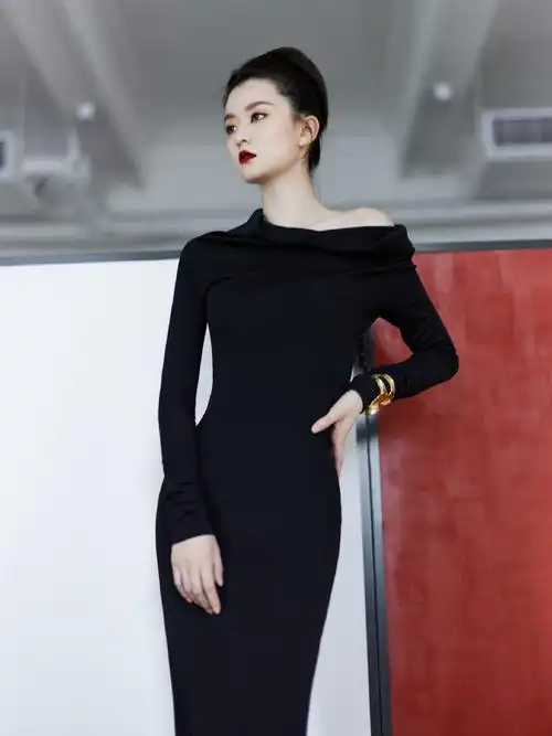 乔欣黑色露肩长裙红唇造型气场超级强大