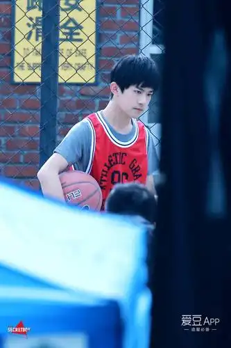 [易烊千玺][分享]180319 易烊千玺没见过系列 打篮球的学弟很帅气