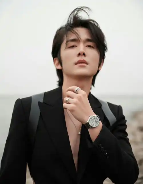 张新成深v真空露腰西装,男明星按照这个 程度卷起来吧!