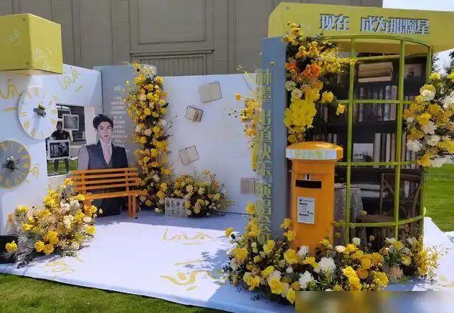 创4成团夜应援刘宇的花墙满满中国风蓝色系花墙居多