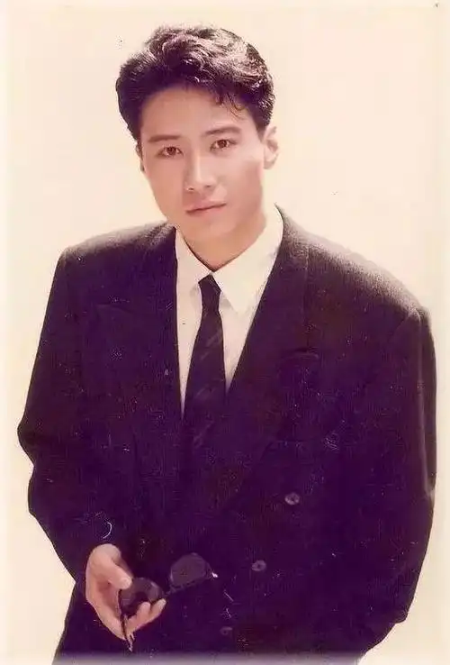 时至今日,有黎明作为嘉宾的演唱会,即使票价被黄牛炒上了天,仅1991