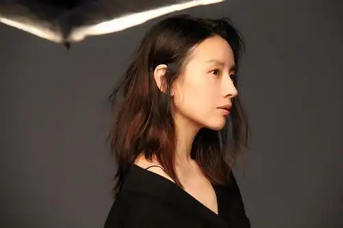 忽然发现这个年龄的董洁不错,气质,侧脸优越