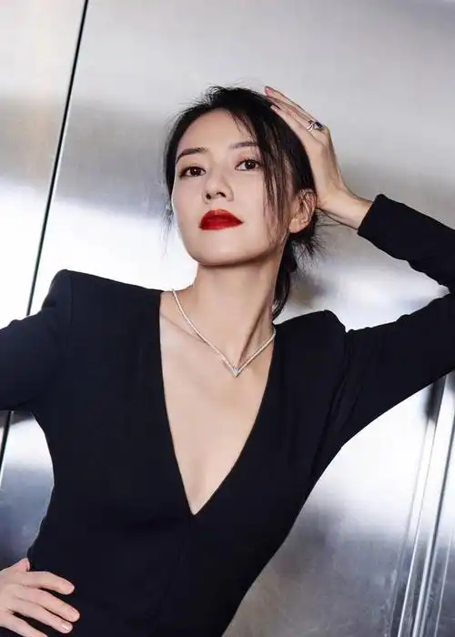 43岁高圆圆高调参加活动!涂大红唇穿深v妩媚到骨子里,身材真辣