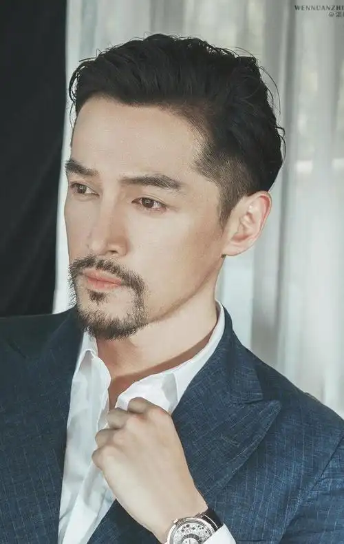 胡歌的不惑之年一身西装造就沉稳修养