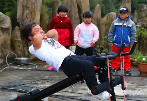 云南省昆明市西山区碧鸡镇黑荞母村,居住在这里的"小矮人"像往常一样