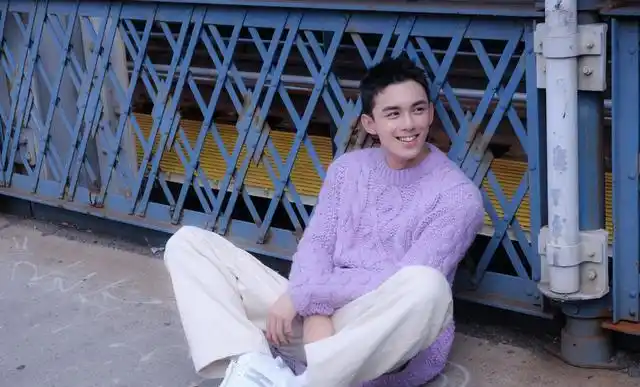 爱上香芋紫,鞠婧祎把卫衣衬衫穿出仙气!吴昕失手衣品不如沈梦辰