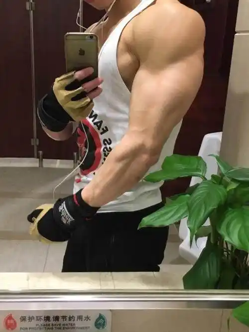 穿衣显瘦,脱衣有肉,这位八块腹肌的新疆小哥哥,满身肌肉好精致