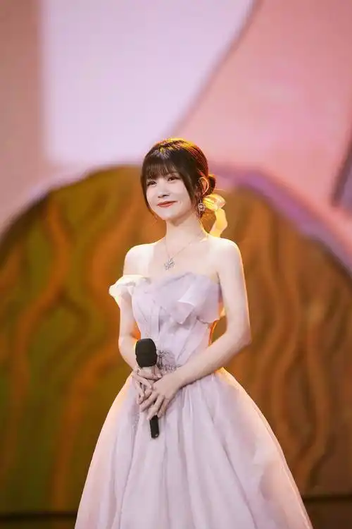 赖美云一字紫色连衣裙性感写真_云一_紫色_连衣裙