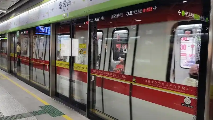 广州地铁广佛线魁奇路站出站