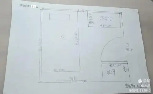 通过测量,确定了比例,找到了比例尺,绘制了房间平面图,更制作了房间的