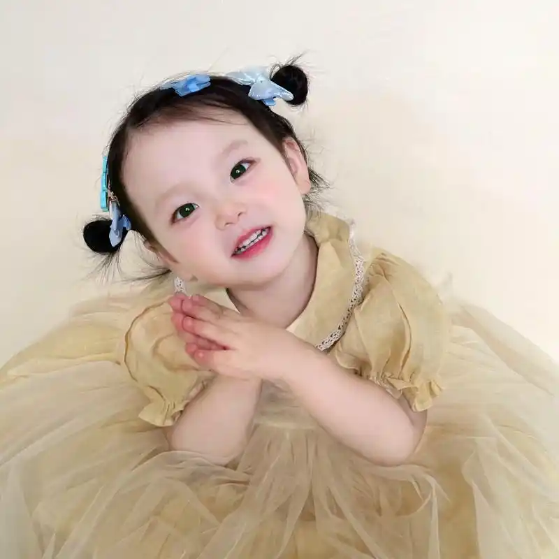 这个小可爱阔爱炸了呀～#骗你生女儿 #超有镜头感的小女孩 # - 抖音