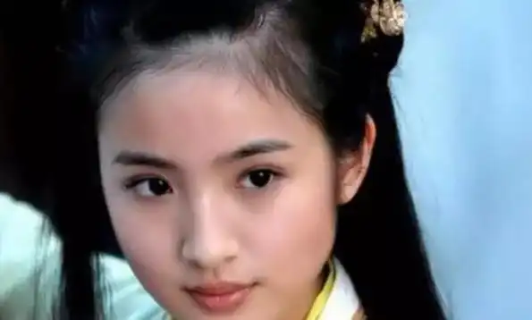 出道被说香肠嘴,17岁欠债500万,26岁患病写遗书,是胡歌的女神_林依晨