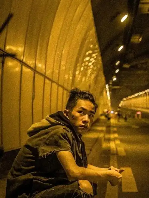 易烊千玺电影小小的我#  今天在逛"沙丘废土风"衣服,橙色软件上的