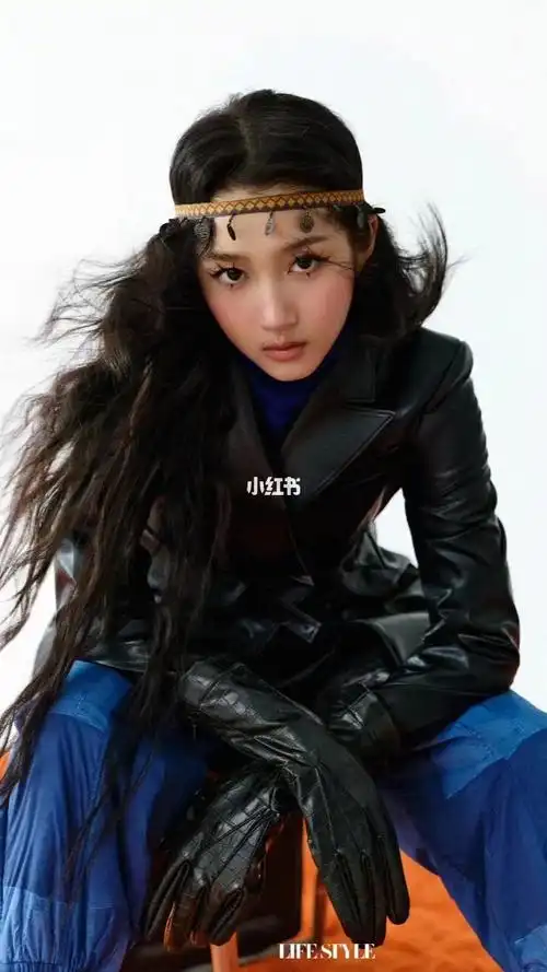 关晓彤  佩戴#mithridate -acc 钻饰发圈与皮革手套,定格#精品购物