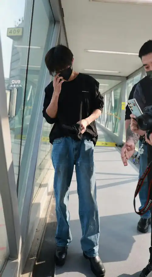 易烊千玺机场#一条裤子孩子穿了两年
