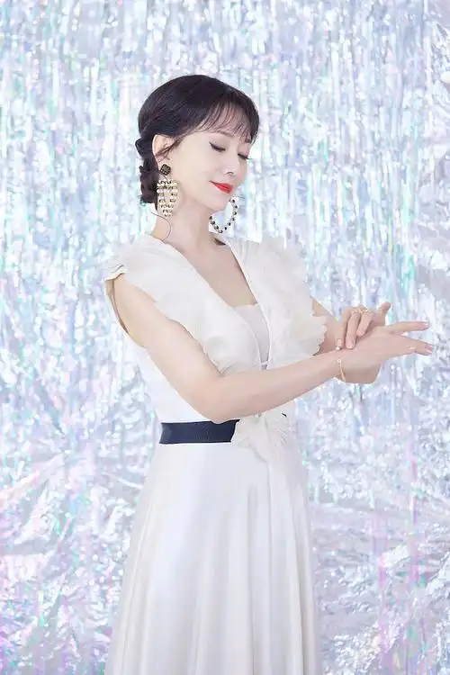 赵雅芝工作室发布流光写真 白色纱裙典雅唯美