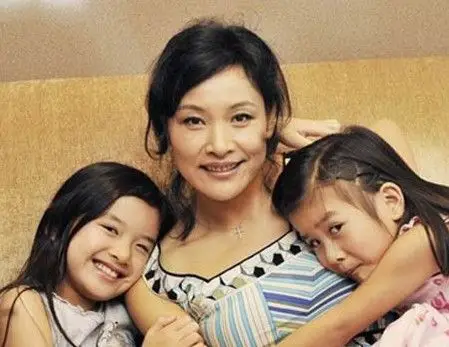 陈冲在37岁高龄生下第一个女儿,4年后再诞次女,如今老大已经14岁了.