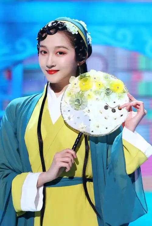 王牌关晓彤曝青蛇造型衣袂飘飘眼神撩人