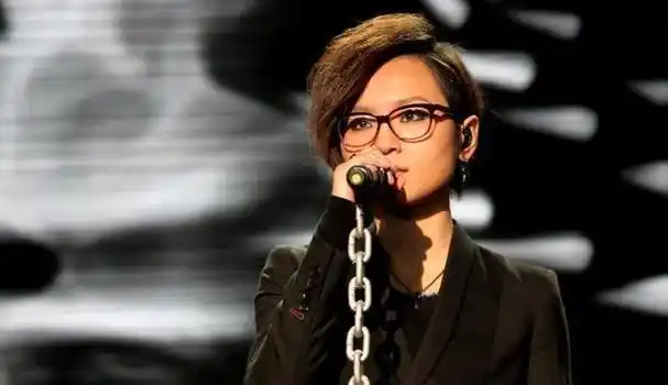 2012年,她凭借个人的毅力和才华,在北京创立了周笔畅工作室,这一成就