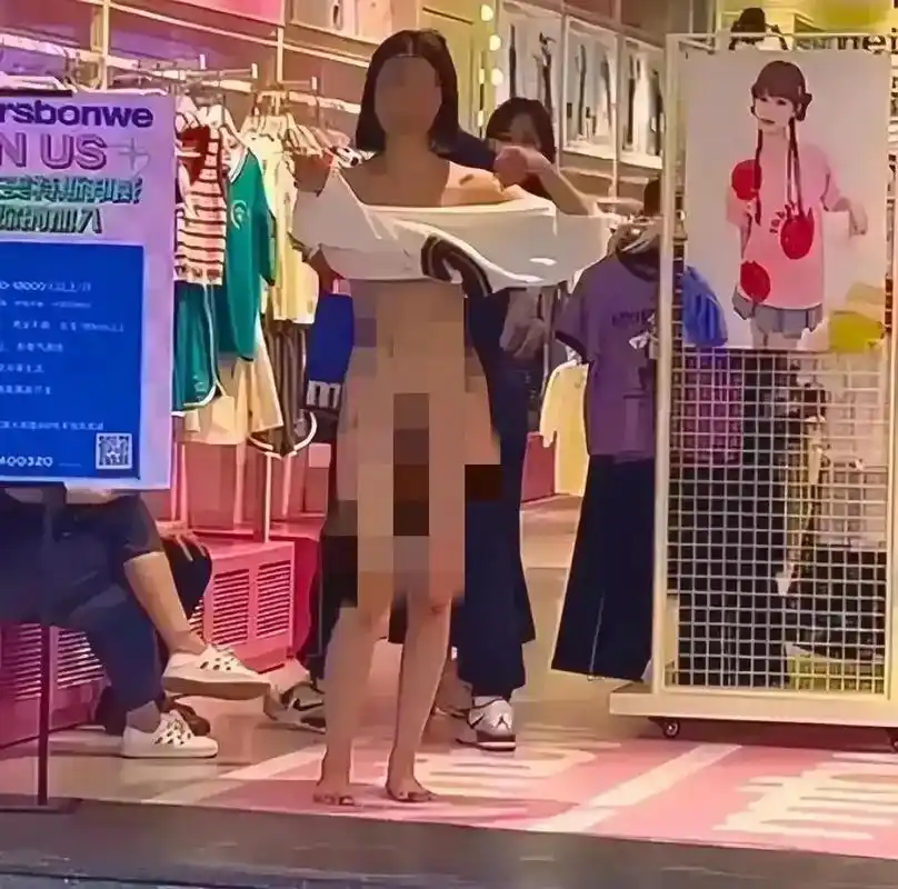 近日,湖南长沙五一广场,一女子裸体走"秀"引来网友热