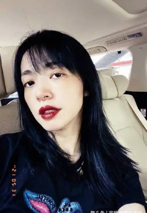 41岁姚晨晒素颜自拍,角度怪异五官比例失调,刘海减龄美成少女_照片