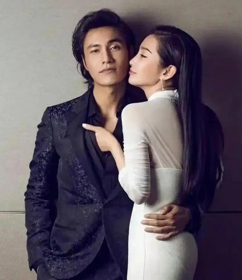 多年前,娱乐圈中的陈坤和李冰冰一起拍了一张大胆的写真合影.