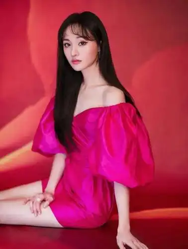 郑爽难得穿露腰装,抹胸搭衬衫不系扣子,露出小蛮腰真的挺好看