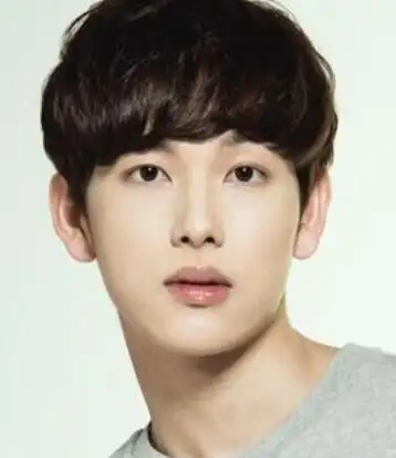 男生锅盖头弧形刘海图片 示范帅气男生锅盖头如何打理_刘海发型_西子